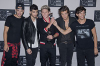 Liam Payne, Zayn Malik, Niall Horan, Harry Styles and Louis Tomlinson of One Direction celebrate their VMA for Song of the summer at the 2013 MTV Video Music Awards