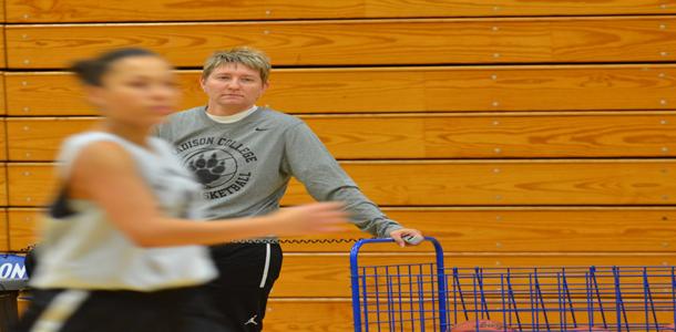 Women's basketball team looks to rebound from sub-.500 season