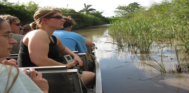 Alternative break trip lends helping hand at Everglades