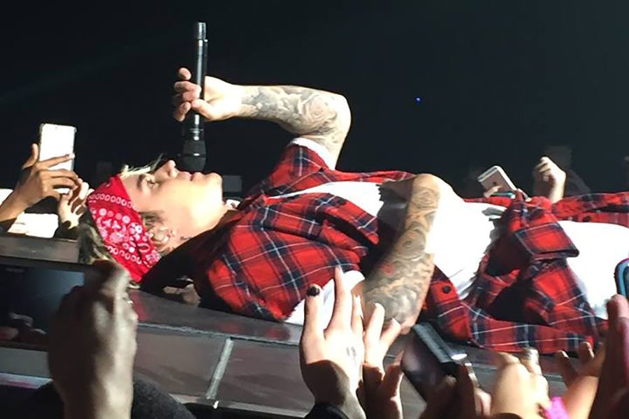 Justin+Bieber+lays+down+and+sings+in+front+of+a+group+of+screaming+fans+at+Allstate+Arena+in+Chicago+on+April+23.+Bieber+performed+for+two+nights+in+the+Windy+City+as+part+of+his+%E2%80%9CPurpose+Tour.%E2%80%9D+Bieber+seemed+to+enjoy+interacting+with+the+audience+throughout+the+entire+show.