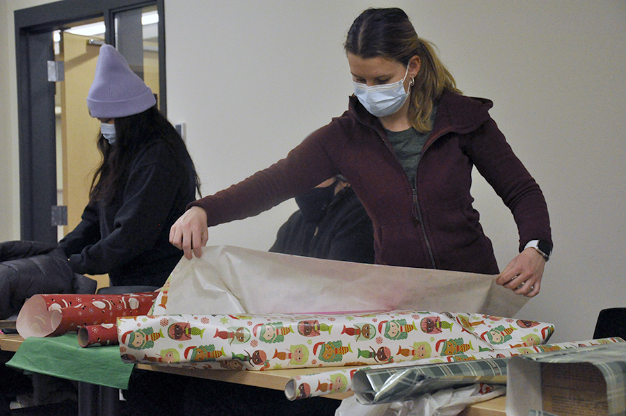 Students+help+the+Volunteer+Center+wrap+presents+as+part+of+the+Santa%E2%80%99s+Wish+List+gift-giving+program.