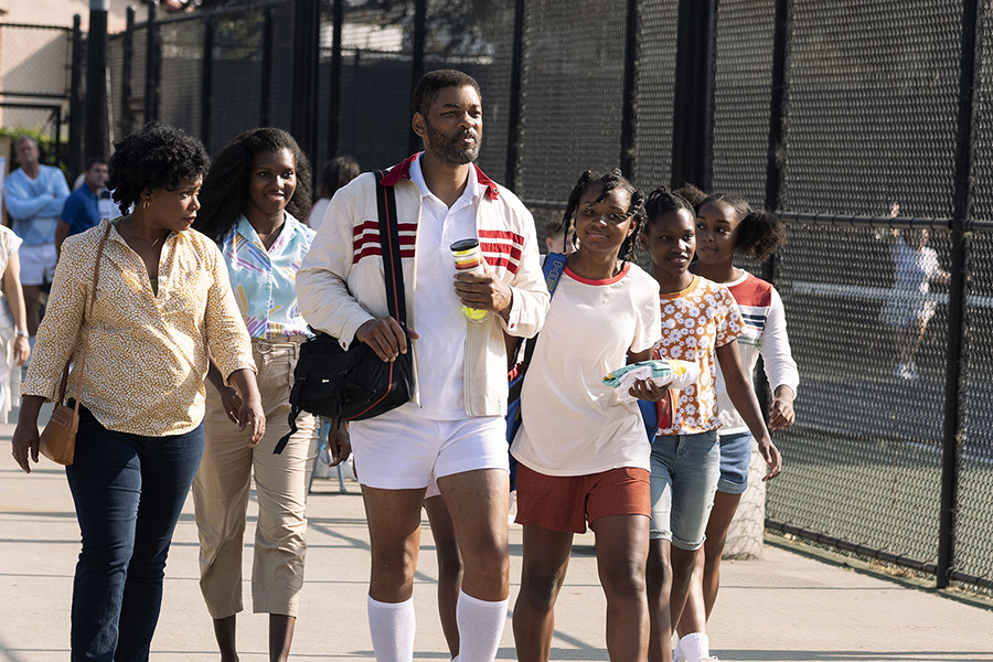 Will Smith (center) in King Richard.