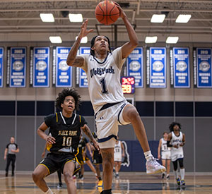 Deante Luster goes in for a layup against Black Hawk College.