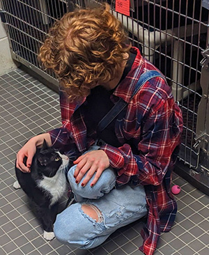 Clarion editor Sara Bernabe meets her soon-to-be pet, now named Gatsby, at Madison College’s Vet Tech Lab.
